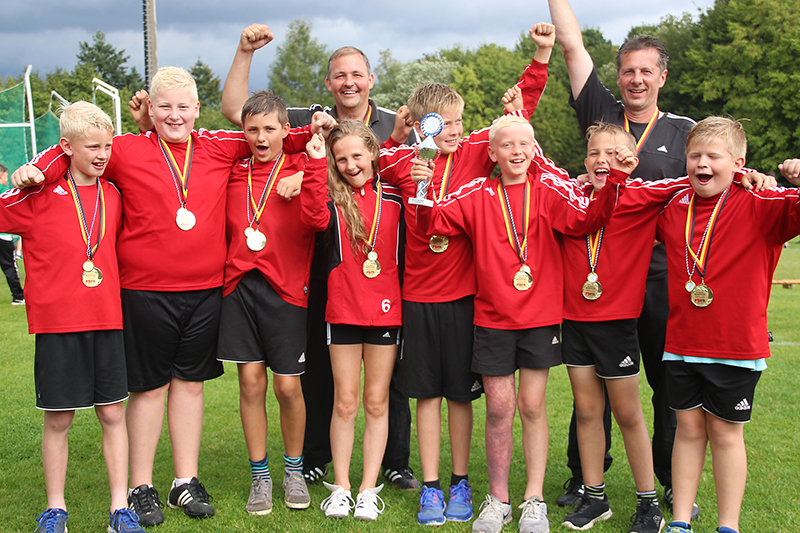 Joris Finkel, Luca Finkel, Nick Poppe, Janika Werner, Simon Wulf, Thilo Löhden, Nico Klintworth, Joost Lühmann (vorne von links), Arndt Poppe und Stephan Werner (hinten von links).Foto2: Helke Meyer, Leann-Vivien Leimann und Vivien Werner (von links).